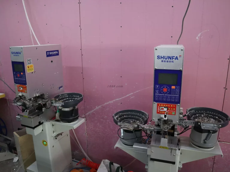 Automatic eyelet and rivet setting machines for tote bag hardware