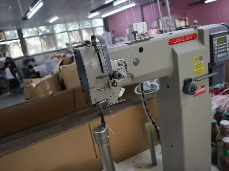 Long-arm sewing machine reinforcing canvas tote bag seams