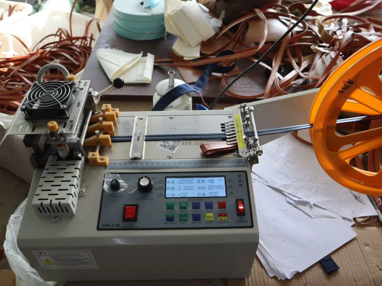 Automatic webbing cutting machine preparing canvas tote bag handles
