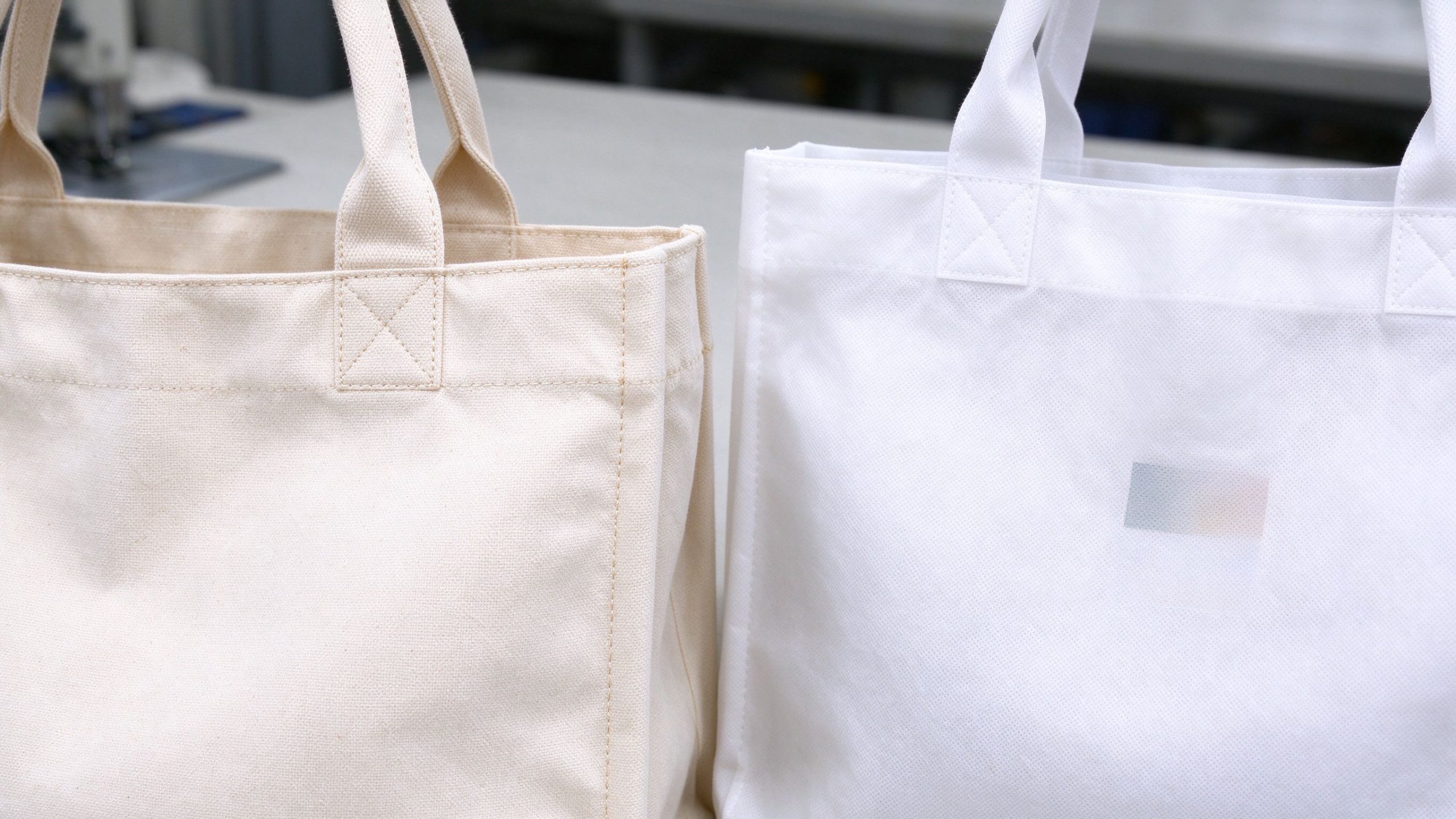 Canvas Tote Bags vs Non-Woven Bags for Events: Which Should You Choose? 3 Quality inspection details of tote bag seams, handles, fabric surface, and logo placement