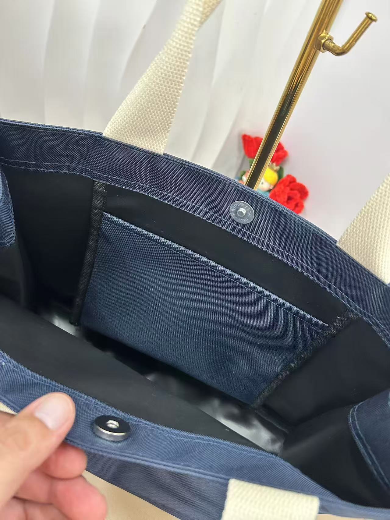 Custom Navy Oxford Cloth Tote Bag - 35 x 26 x 12 cm 3 Navy oxford cloth tote bag interior with slip pocket, lining and metal snap